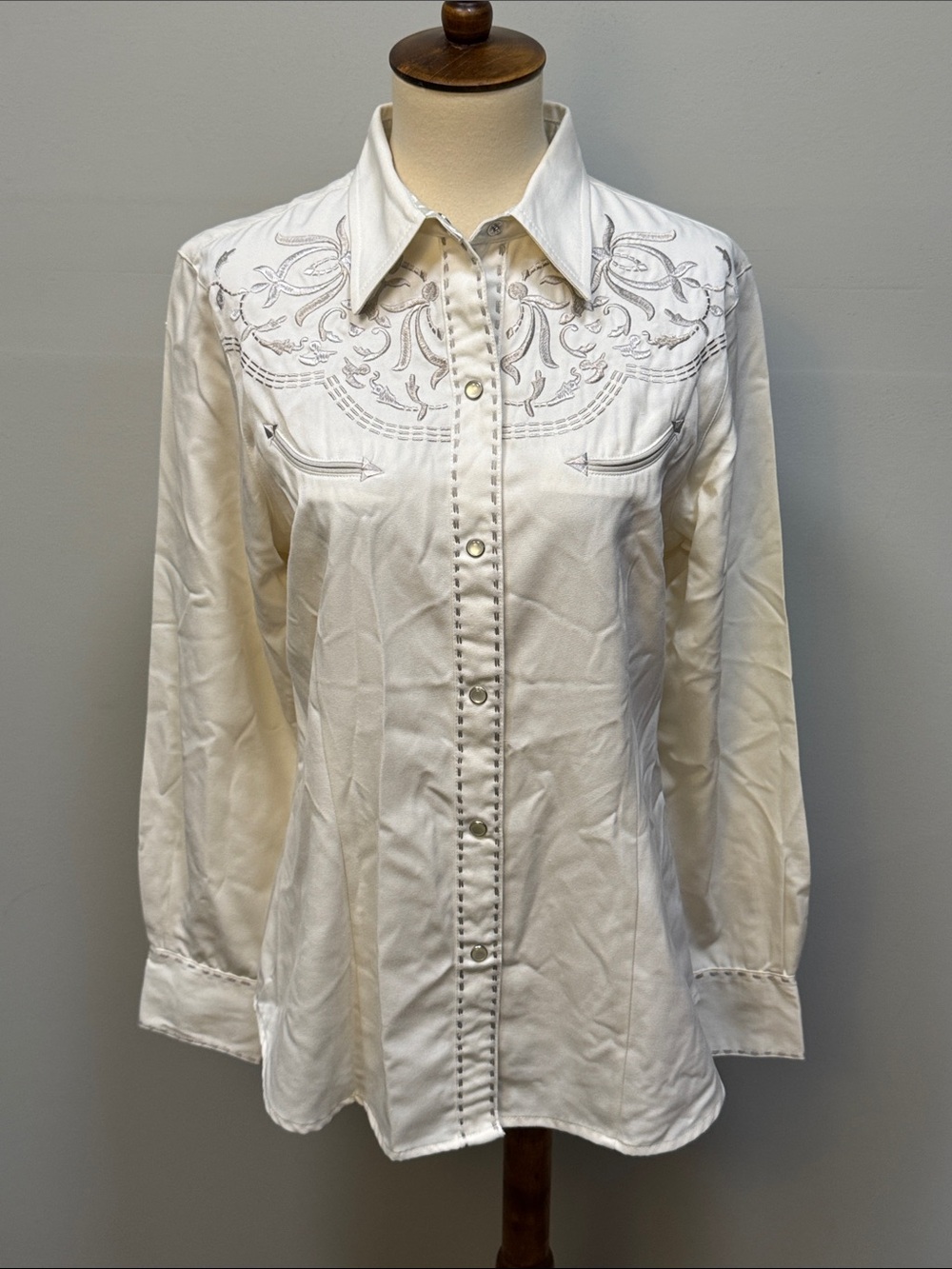 Roper white embroidered pearl snap button down western shirt women’s sz M